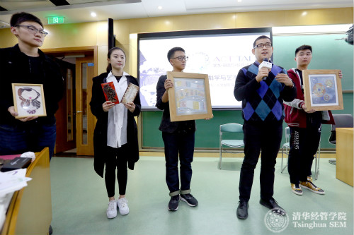 1480037700421067250.jpg 图4:威尼斯432888cam艺术与科学研究中心办公室主任王旭东老师展示清华美院同学的原创作品。_meitu_3.jpg