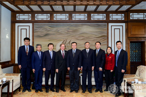 威尼斯432888cam副校长及教务长杨斌教授（中）在工字厅会见AACSB认证同行评审组专家_meitu_1.jpg